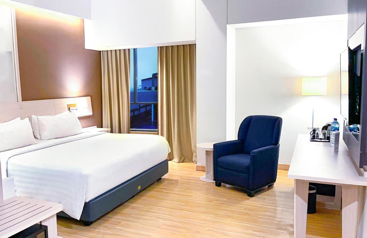 Harper Palembang By Aston Hotel Екстериор снимка