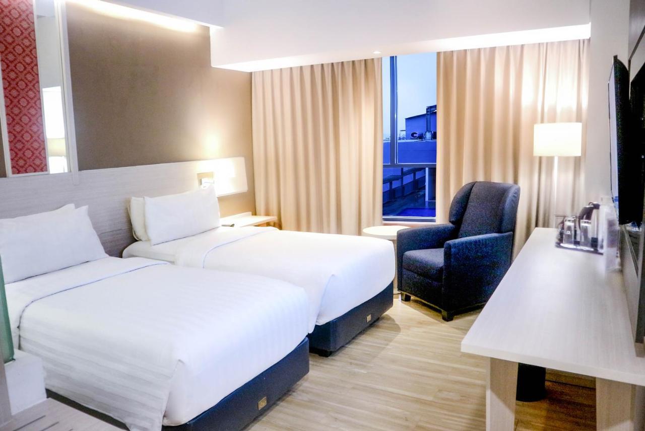 Harper Palembang By Aston Hotel Екстериор снимка